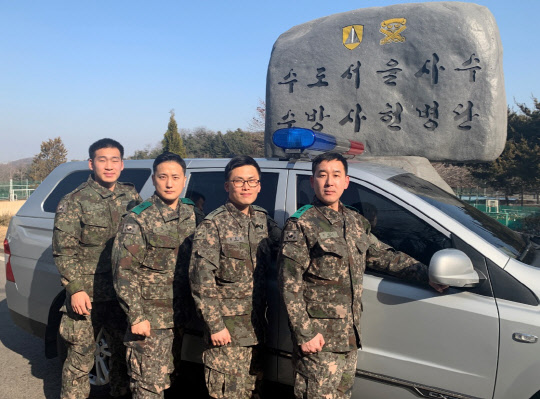 13개월 아기의 생명을 구해 LG의인상을 받은 수도방위사령부 장병들(왼쪽부터 진석렬 상병, 임차돌 중사, 박종궁 대위, 전승근 대위). <LG 제공>